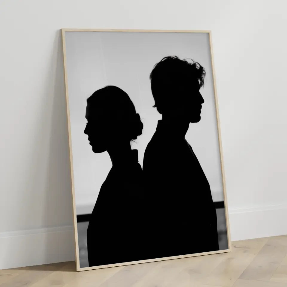 Monochromes Poster mit Silhouetten von Mann und Frau 3