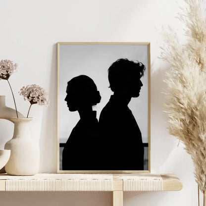 Monochromes Poster mit Silhouetten von Mann und Frau 4