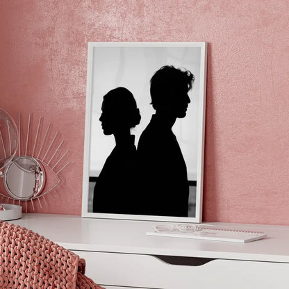 Monochromes Poster mit Silhouetten von Mann und Frau 5