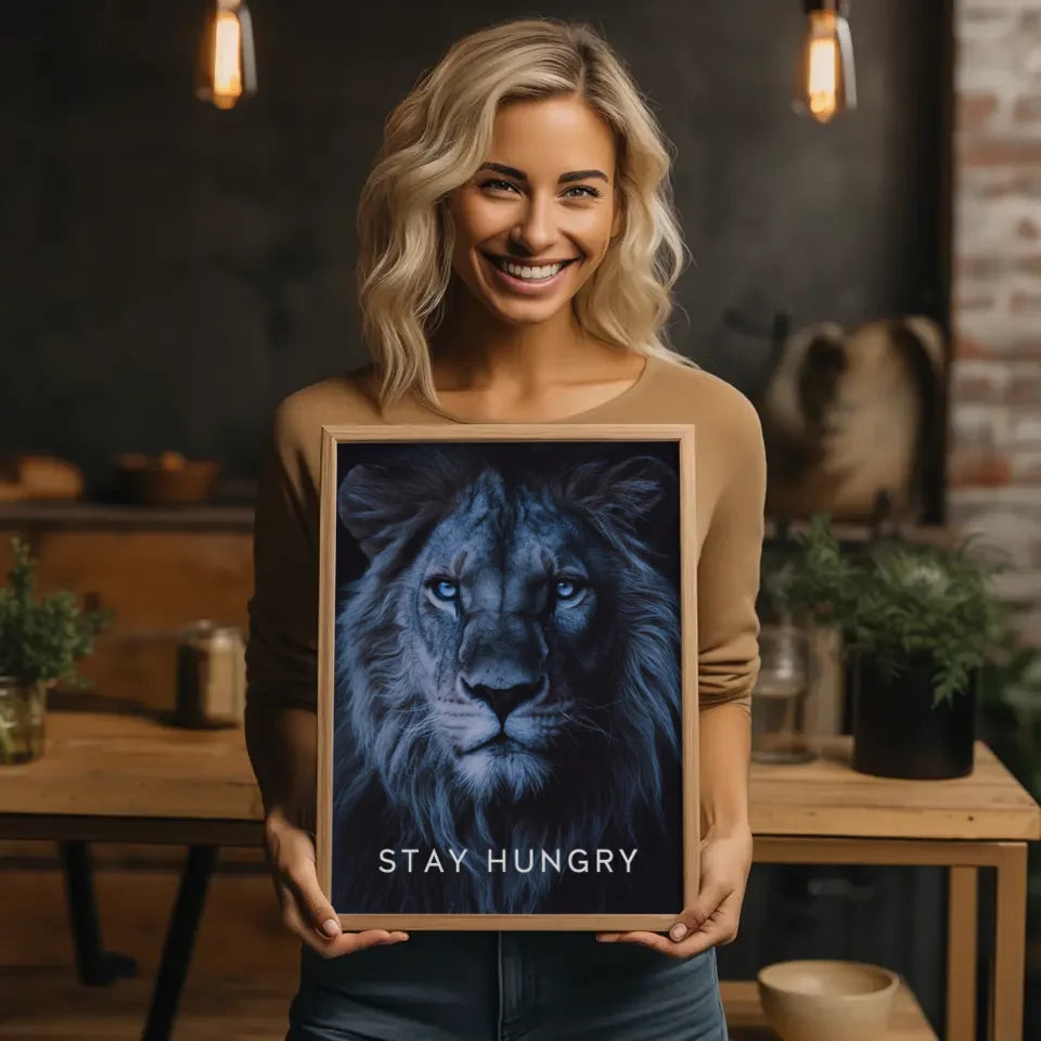 Majestätisches Löwengesicht Poster im Dunkelton