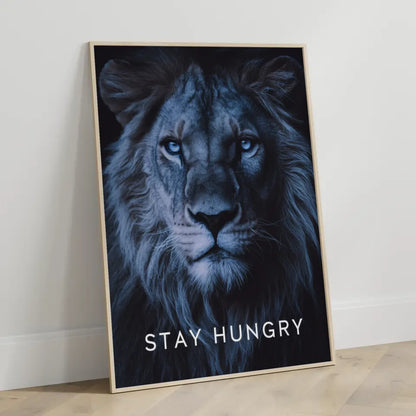 Majestätisches Löwengesicht Poster im Dunkelton