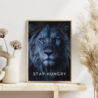 Majestätisches Löwengesicht Poster im Dunkelton