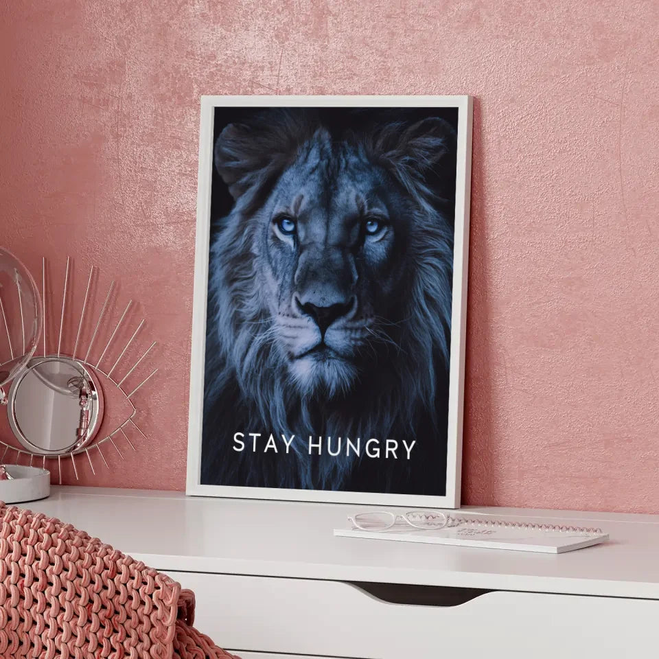 Majestätisches Löwengesicht Poster im Dunkelton