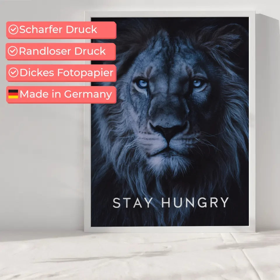 Majestätisches Löwengesicht Poster im Dunkelton