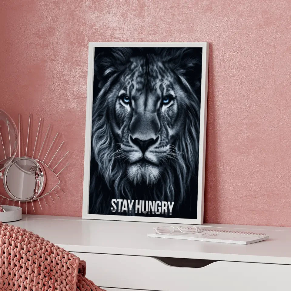 Majestätischer Löwen Poster mit intensiven blauen Augen und Botschaft