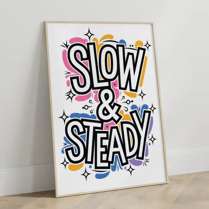 Poster mit skurrilem Typografie-Kunstwerk Slow & Steady in leuchtenden Farben