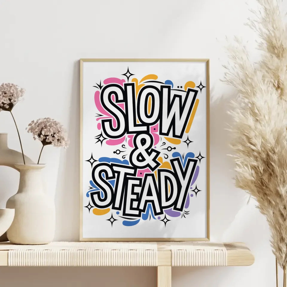 Poster mit skurrilem Typografie-Kunstwerk Slow & Steady in leuchtenden Farben