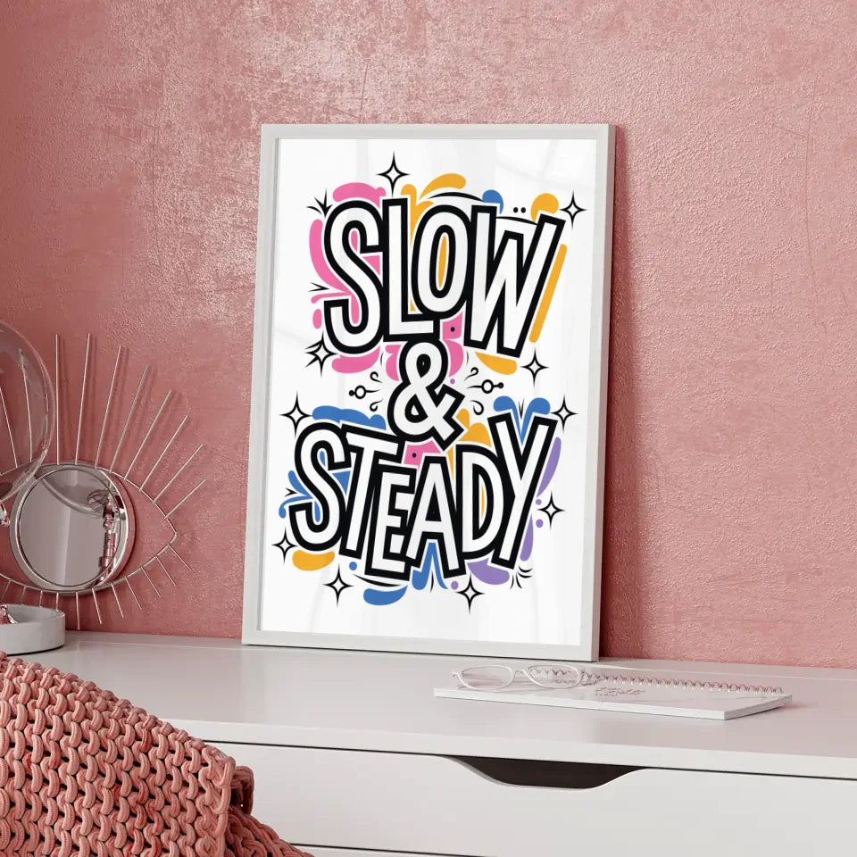 Poster mit skurrilem Typografie-Kunstwerk Slow & Steady in leuchtenden Farben