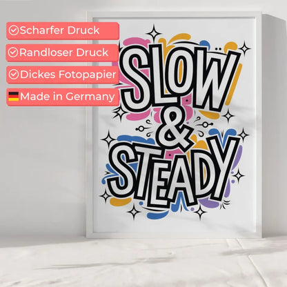 Poster mit skurrilem Typografie-Kunstwerk Slow & Steady in leuchtenden Farben
