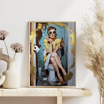 Vintage Poster einer Frau im Badezimmer mit Sonnenbrille und Zigarette