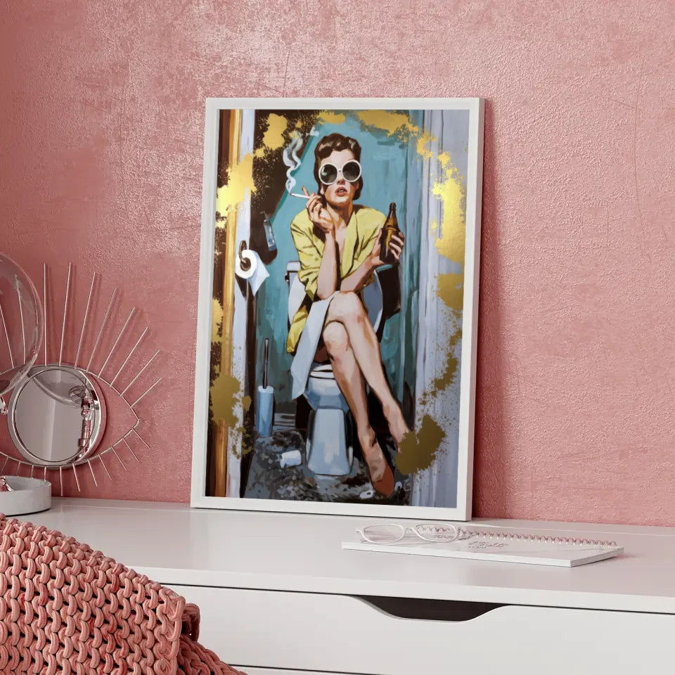 Vintage Poster einer Frau im Badezimmer mit Sonnenbrille und Zigarette