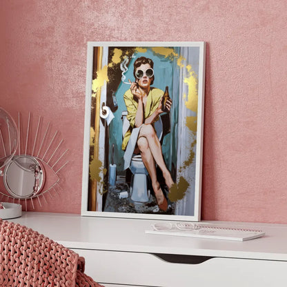 Vintage Poster einer Frau im Badezimmer mit Sonnenbrille und Zigarette