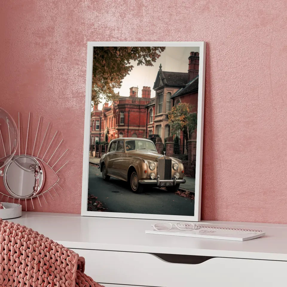 Vintage Poster Englische Dorfstraße mit Oldtimer