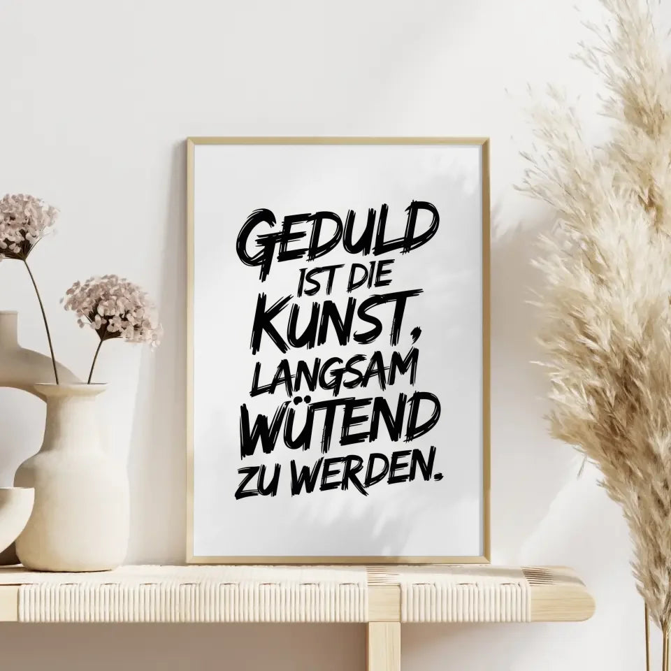 Poster mit Zitat Geduld in schwarzer Pinselstrichschrift