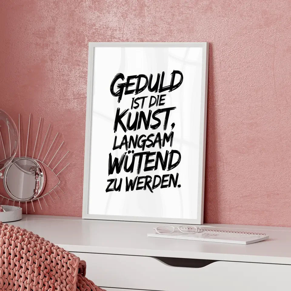 Poster mit Zitat Geduld in schwarzer Pinselstrichschrift