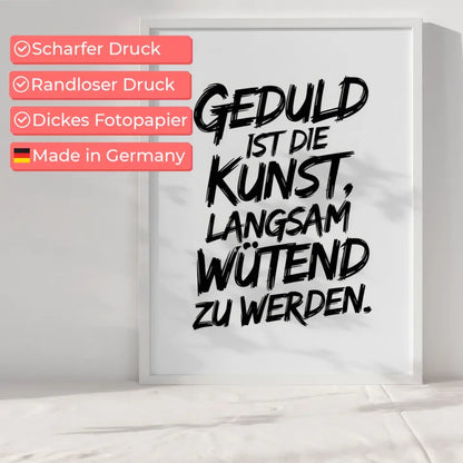 Poster mit Zitat Geduld in schwarzer Pinselstrichschrift