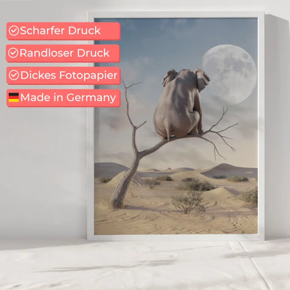 Surreales Poster mit Elefant in Wüstenlandschaft und Vollmond