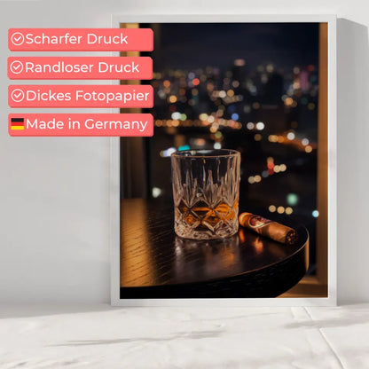 Luxuriöser Poster Whiskyglas mit Zigarre und Stadtlichtern 6