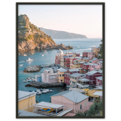 Poster einer Küstenstadt mit bunten Gebäuden und azurblauem Meer