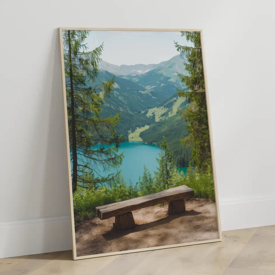 Poster mit Naturlandschaft und rustikaler Holzbank am See