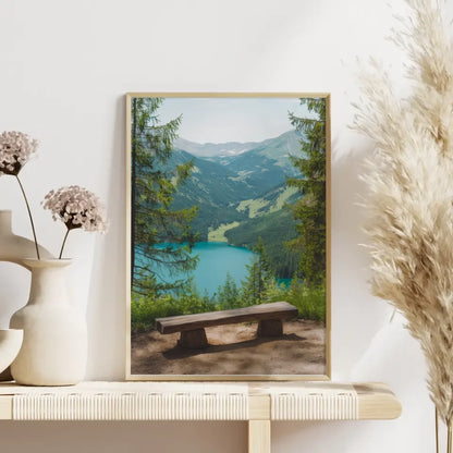 Poster mit Naturlandschaft und rustikaler Holzbank am See