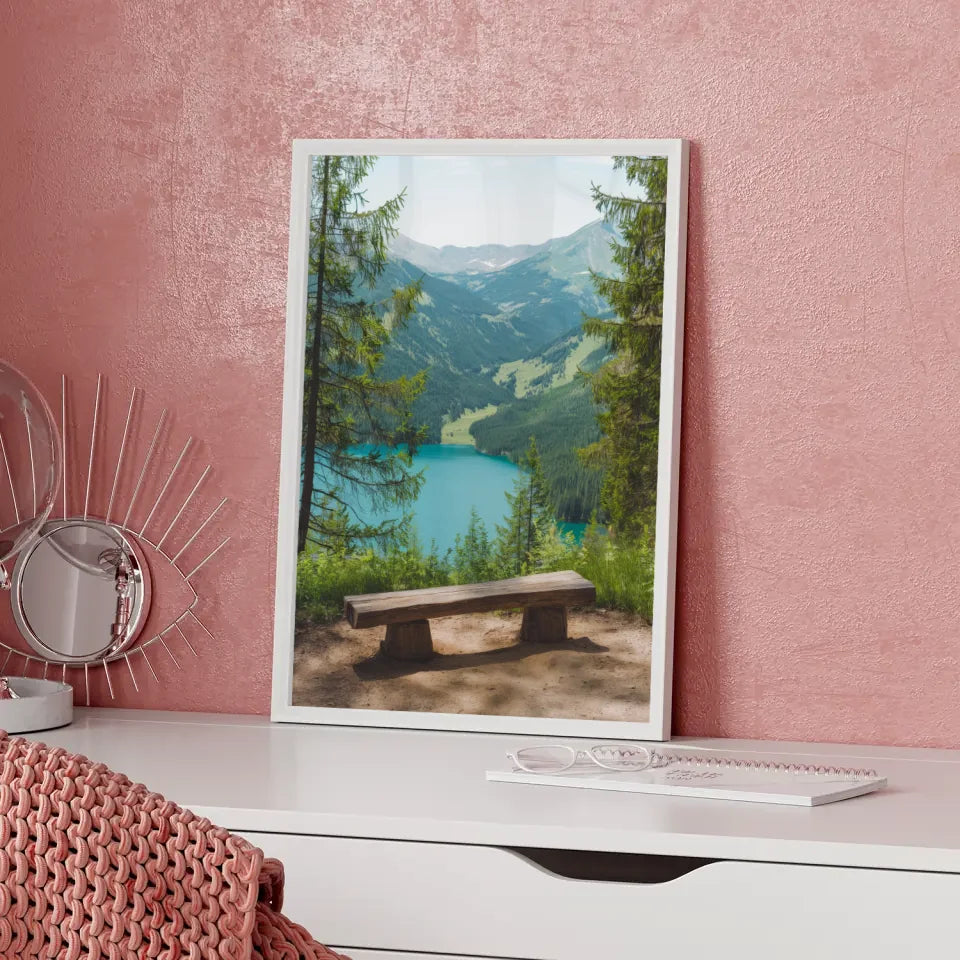 Poster mit Naturlandschaft und rustikaler Holzbank am See