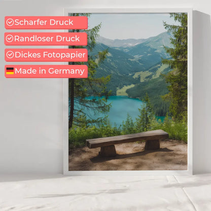 Poster mit Naturlandschaft und rustikaler Holzbank am See