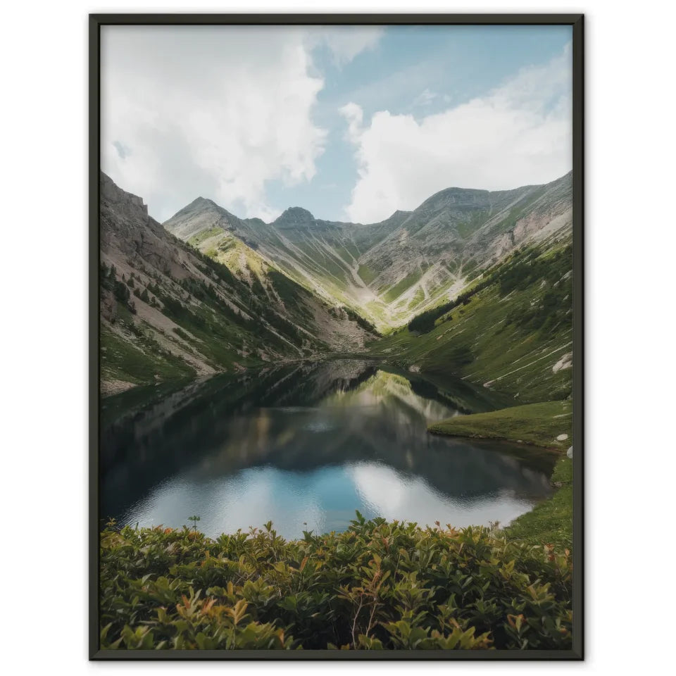 Berglandschaft Poster mit unberührtem See und Naturdetails 1
