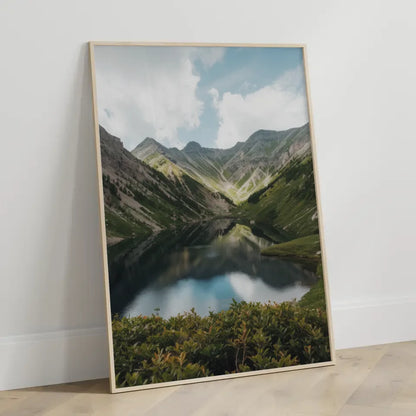 Berglandschaft Poster mit unberührtem See und Naturdetails 3