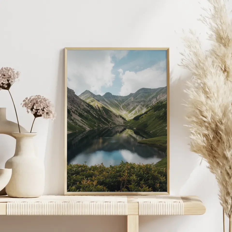 Berglandschaft Poster mit unberührtem See und Naturdetails 4