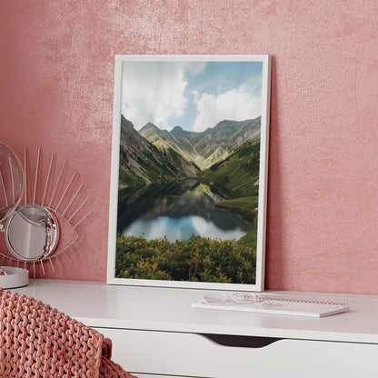 Berglandschaft Poster mit unberührtem See und Naturdetails 5
