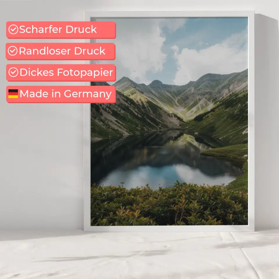 Berglandschaft Poster mit unberührtem See und Naturdetails 6