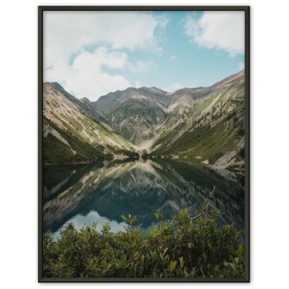 Berglandschaft Poster mit unberührtem See und Himmel 1