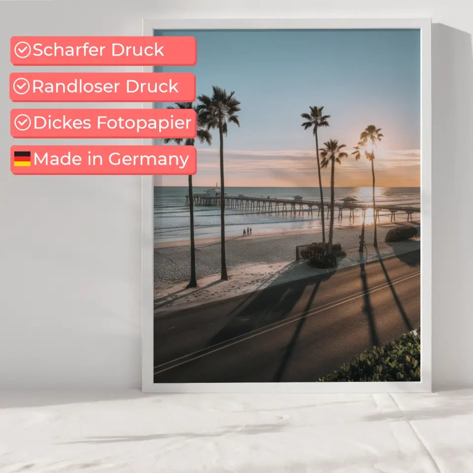 Strandszene Poster mit Sonnenuntergang und Palmen