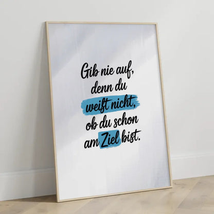 Inspirierendes Poster mit Zitat Gib nie auf in schwarz und blau 3