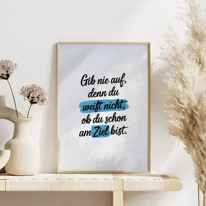 Inspirierendes Poster mit Zitat Gib nie auf in schwarz und blau 4
