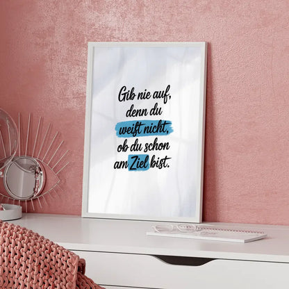 Inspirierendes Poster mit Zitat Gib nie auf in schwarz und blau 5