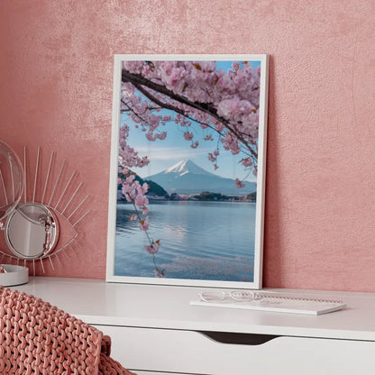 Poster Fuji Japan mit Kirschblüten im See отражать