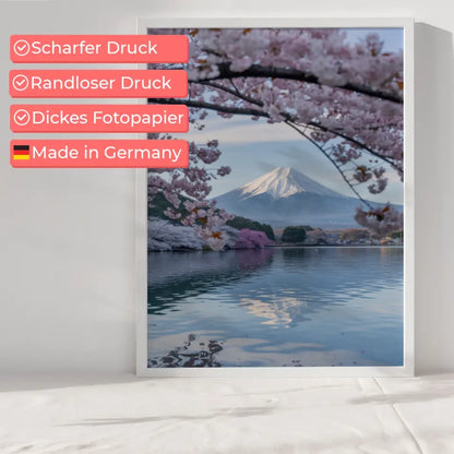 Schöner Poster mit Fuji und Kirschblüten für idyllische Wandgestaltung