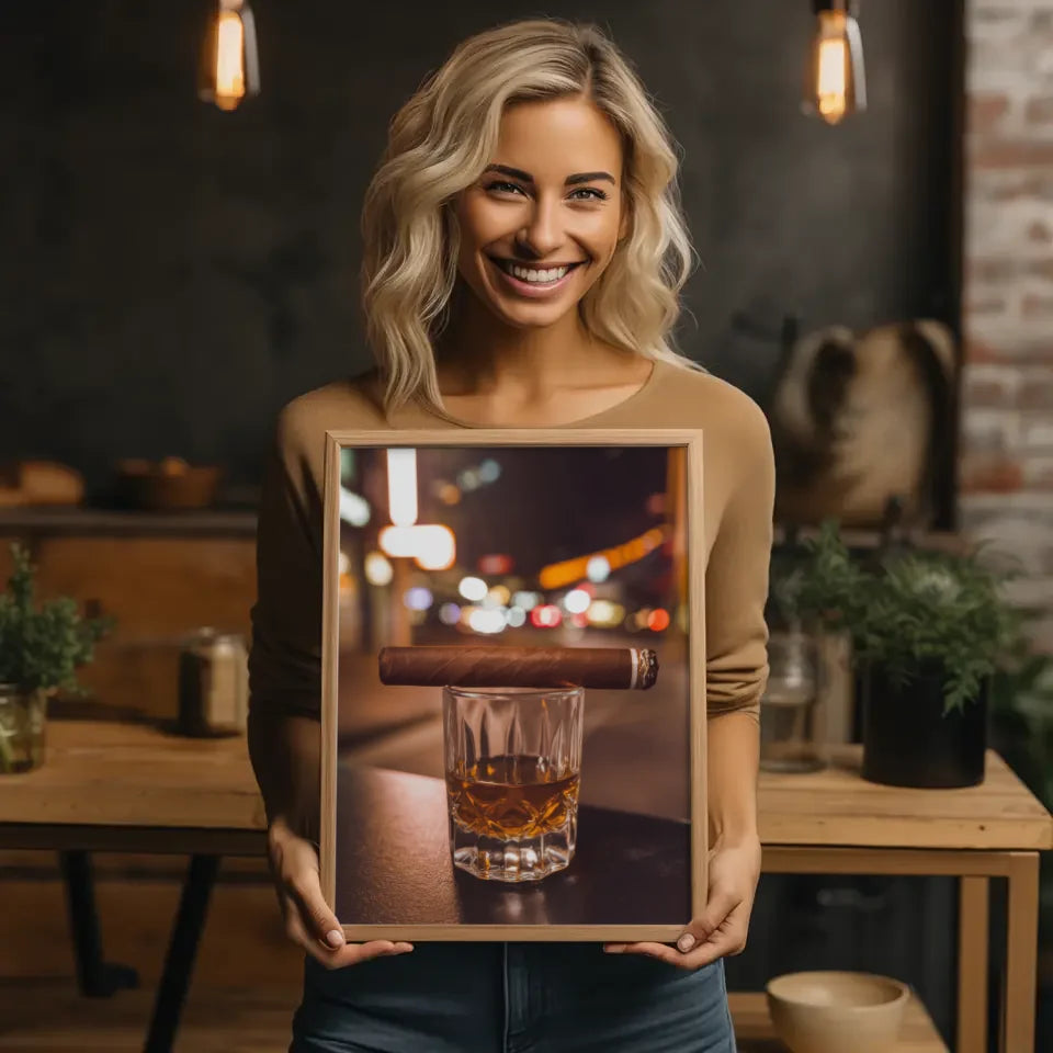 Poster Whiskyglas mit Zigarre und Stadtlichtern 2