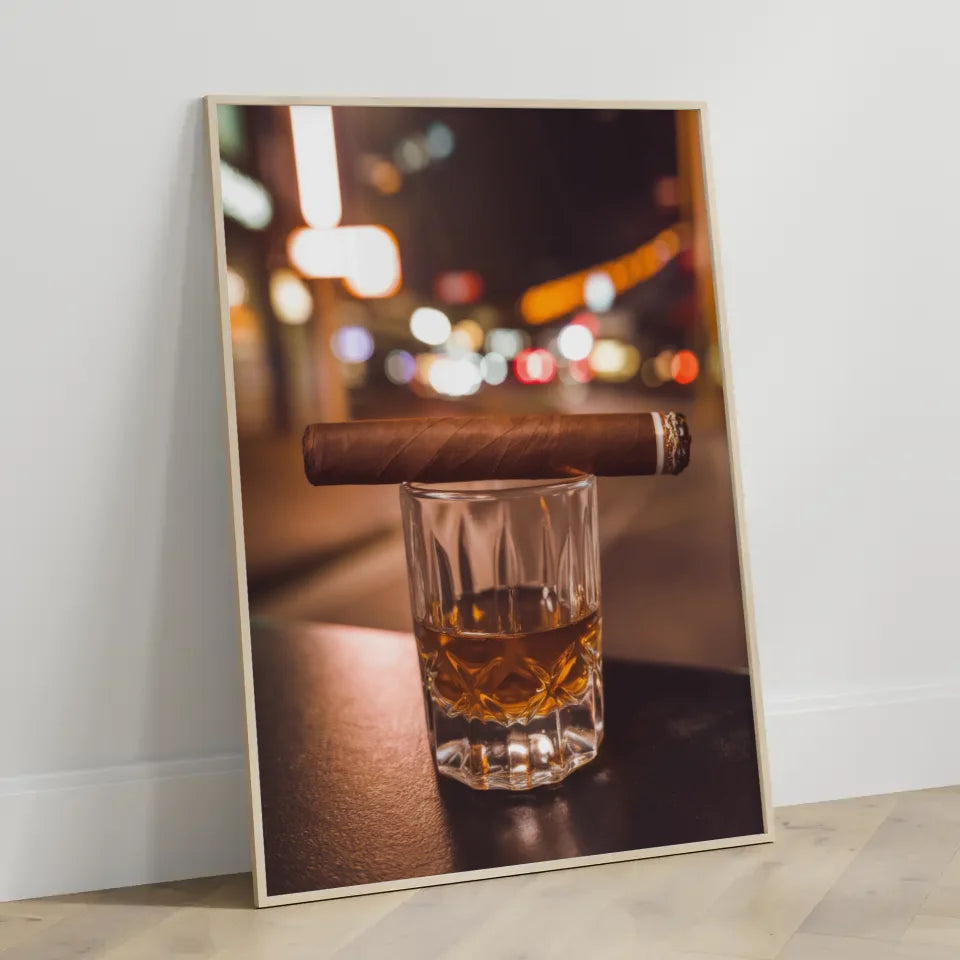 Poster Whiskyglas mit Zigarre und Stadtlichtern 3