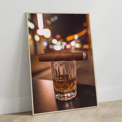 Poster Whiskyglas mit Zigarre und Stadtlichtern 3