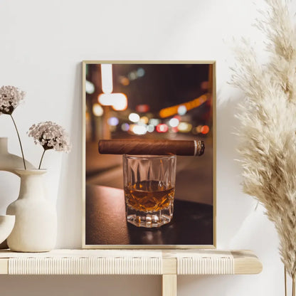 Poster Whiskyglas mit Zigarre und Stadtlichtern 4