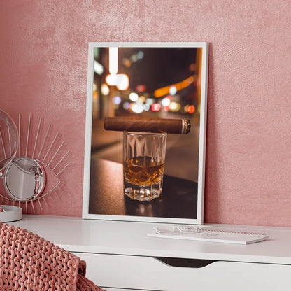 Poster Whiskyglas mit Zigarre und Stadtlichtern 5