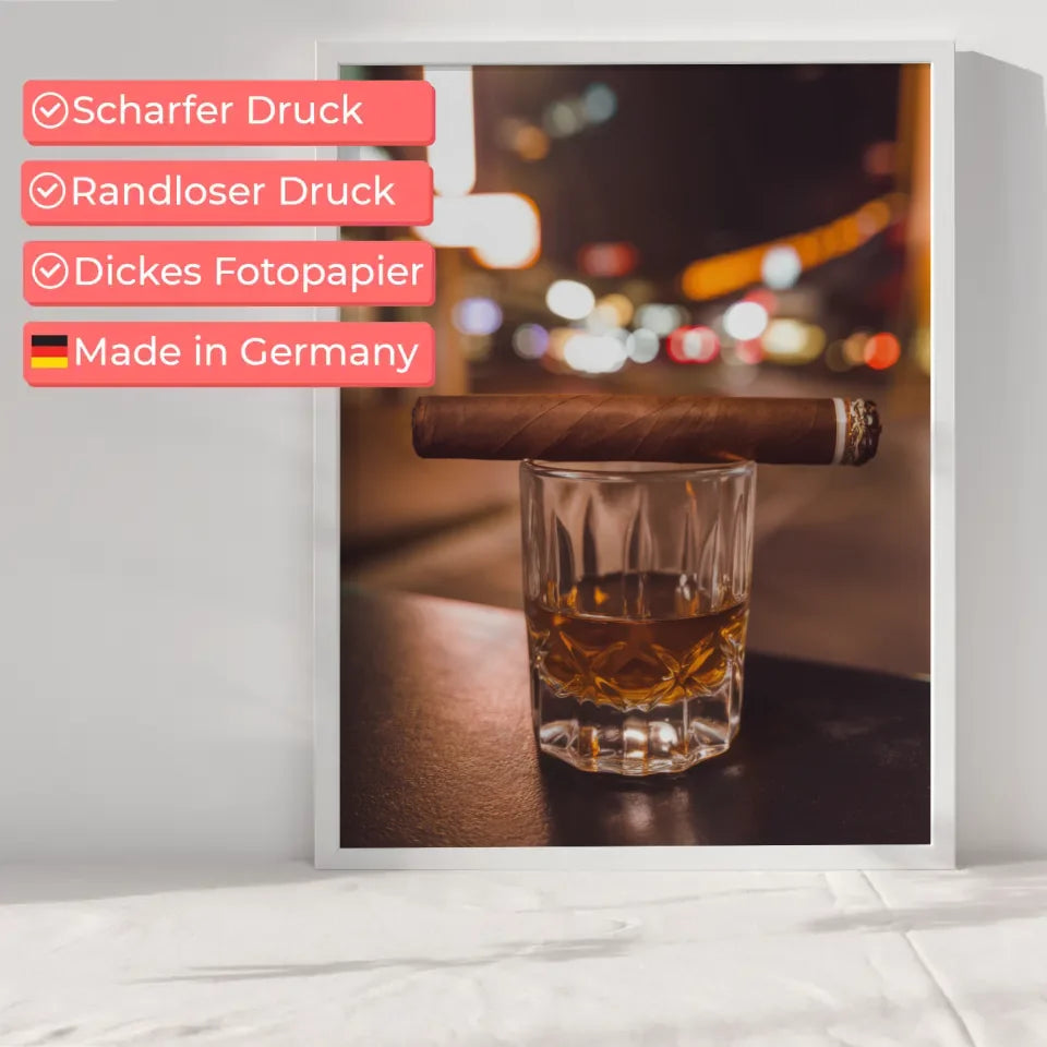 Poster Whiskyglas mit Zigarre und Stadtlichtern 6