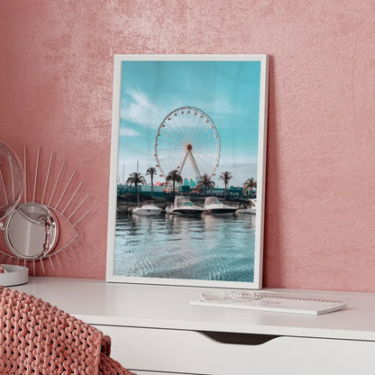 Poster Küstenlandschaft mit Riesenrad und Palmen