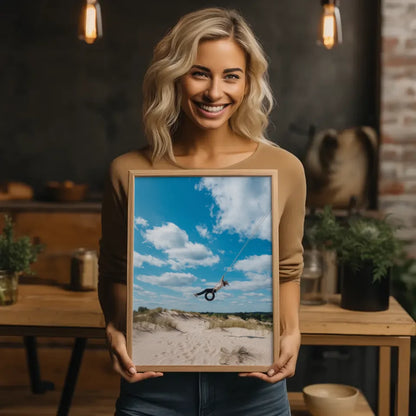 Poster schwingende Person über Sanddünen im Himmel