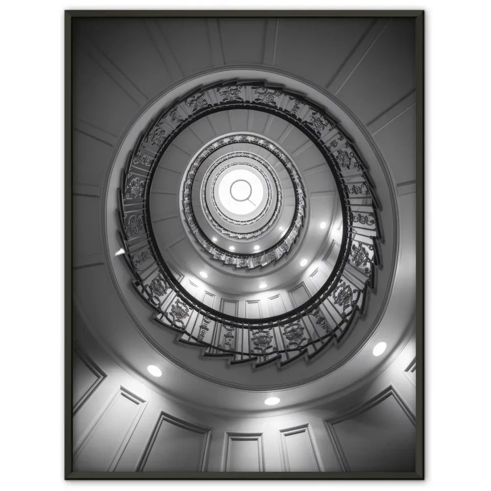 Elegantes Poster Wendeltreppe mit Blumenmuster und Lichtreflexionen 1