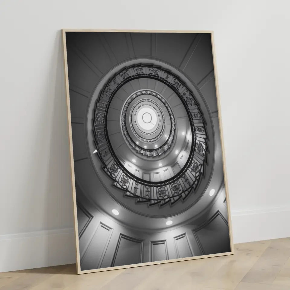 Elegantes Poster Wendeltreppe mit Blumenmuster und Lichtreflexionen 3