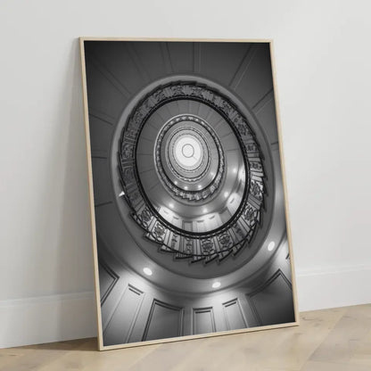 Elegantes Poster Wendeltreppe mit Blumenmuster und Lichtreflexionen 3